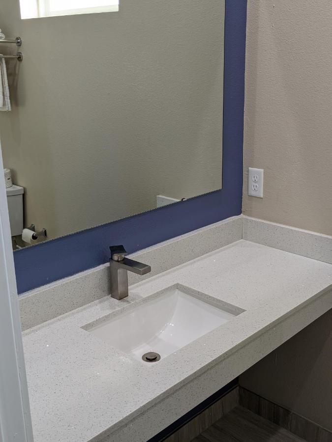 Holiday Inn Motel *